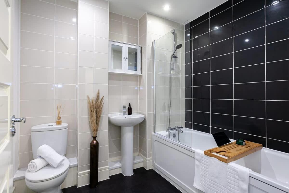 Ambassador House By Truestays - Luxury 4 Bedroom House In Stoke-On-Trent Etruria Exterior foto